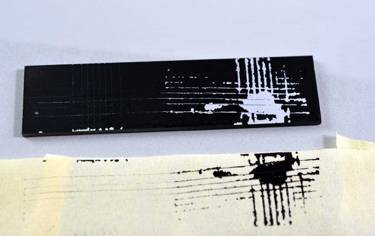 Cross-cut test on aluminium: left with previous plasma treatment, right without previous plasma treatment