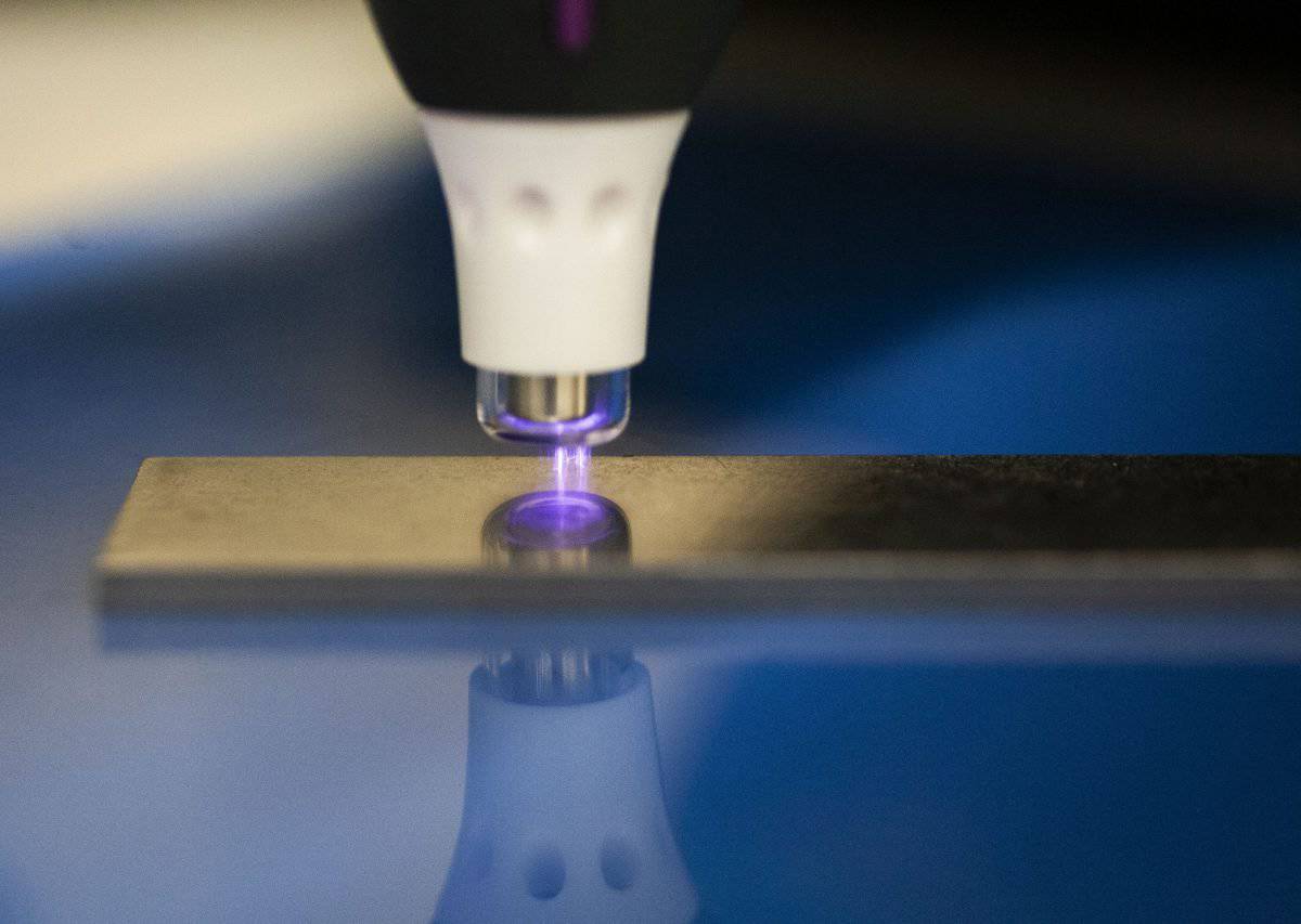 Plasmabehandlung von Edelstahl mit dem piezobrush® PZ3