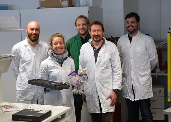 Übergabe des piezobrush PZ2 von relyon plasma an die Gruppe von Prof. Lars Krenkel (zweiter von rechts)