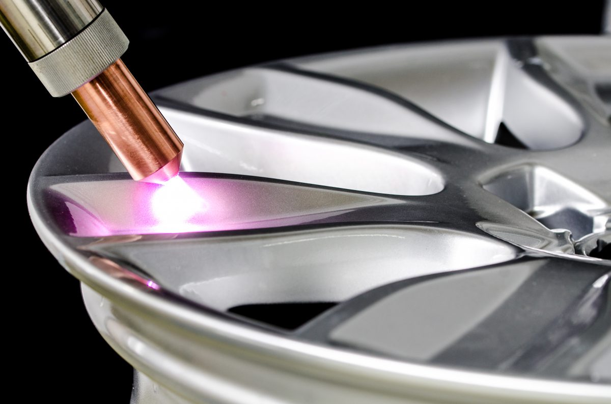 Plasma in der Automobilindustrie zur Reinigung von Metallen und Motorblöcken und der Verklebung von CFK.