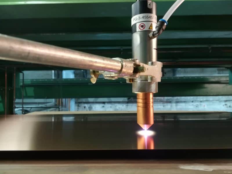 Plasma treatment of metal surfaces with compressed air