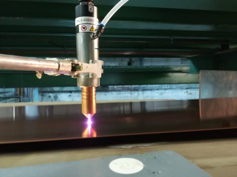 Plasma treatment of metal surfaces with forming gas