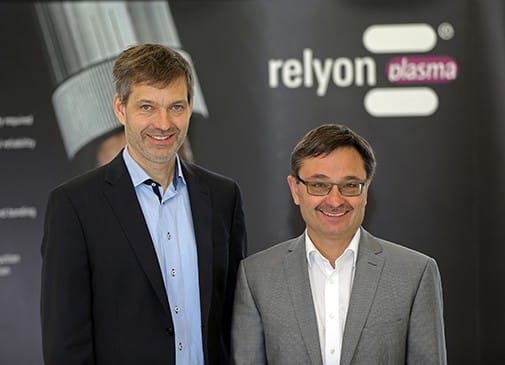 Geschäftsführer relyon plasma GmbH: Dr. Stefan Nettesheim (links) und Klaus Forster (rechts)
