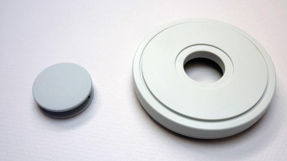 要粘接的外壳部件：左侧的硅树脂零件将连接到右侧的塑料壳体零件以用作压力室。