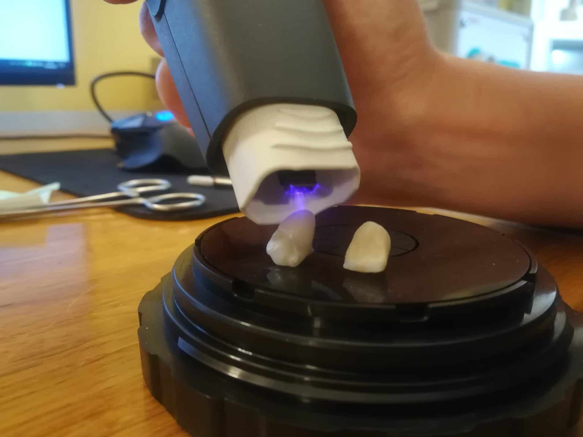 Dispositivo de plasma portátil piezobrush® PZ3 en el laboratorio dental