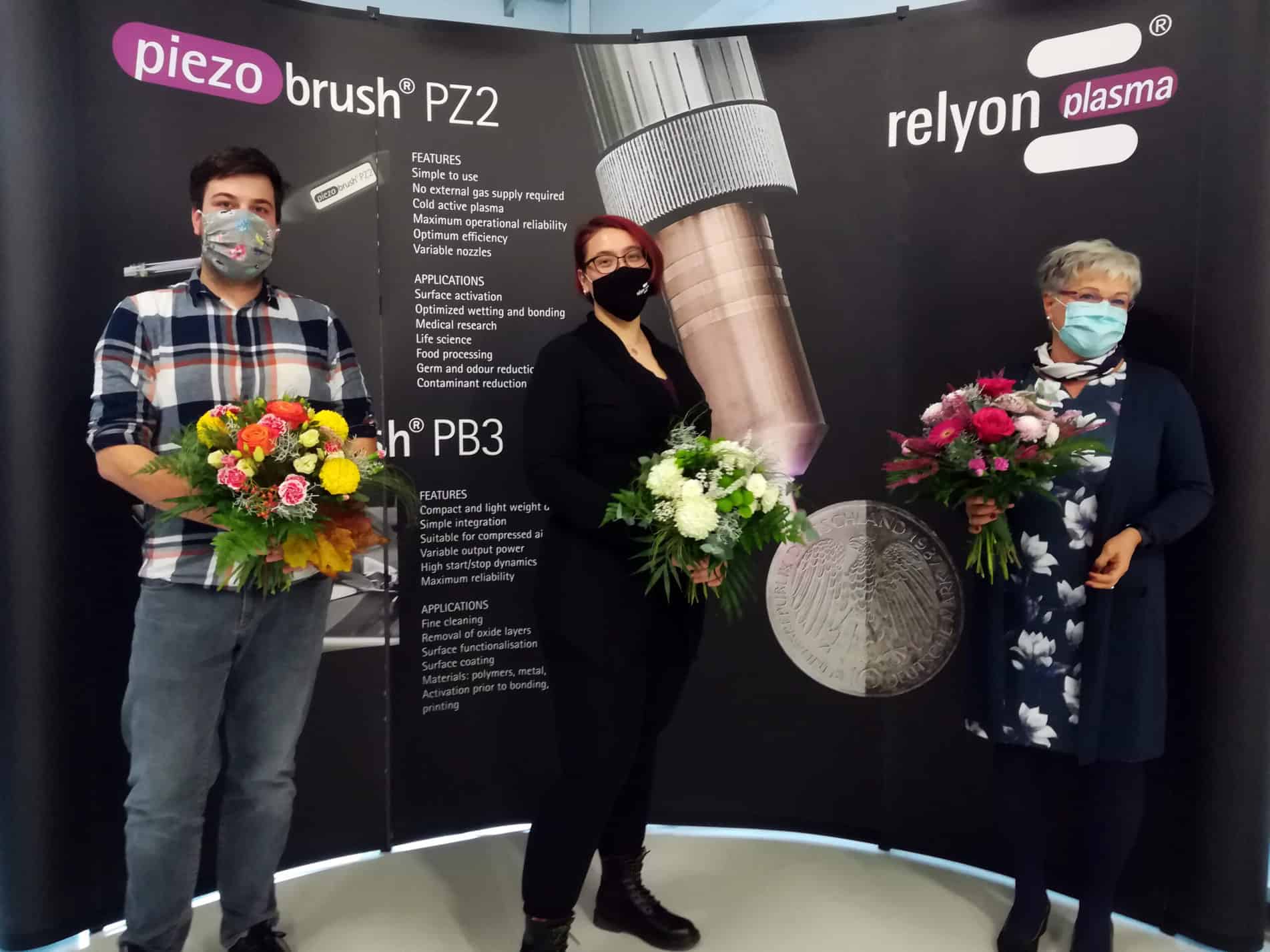 Qualitätsmanagement Team relyon plasma (von links nach rechts): Andreas Ammon , Katharina Bayer, Geri Richter  nach der erfolgreichen DIN EN ISO 13485 Zertifizierung