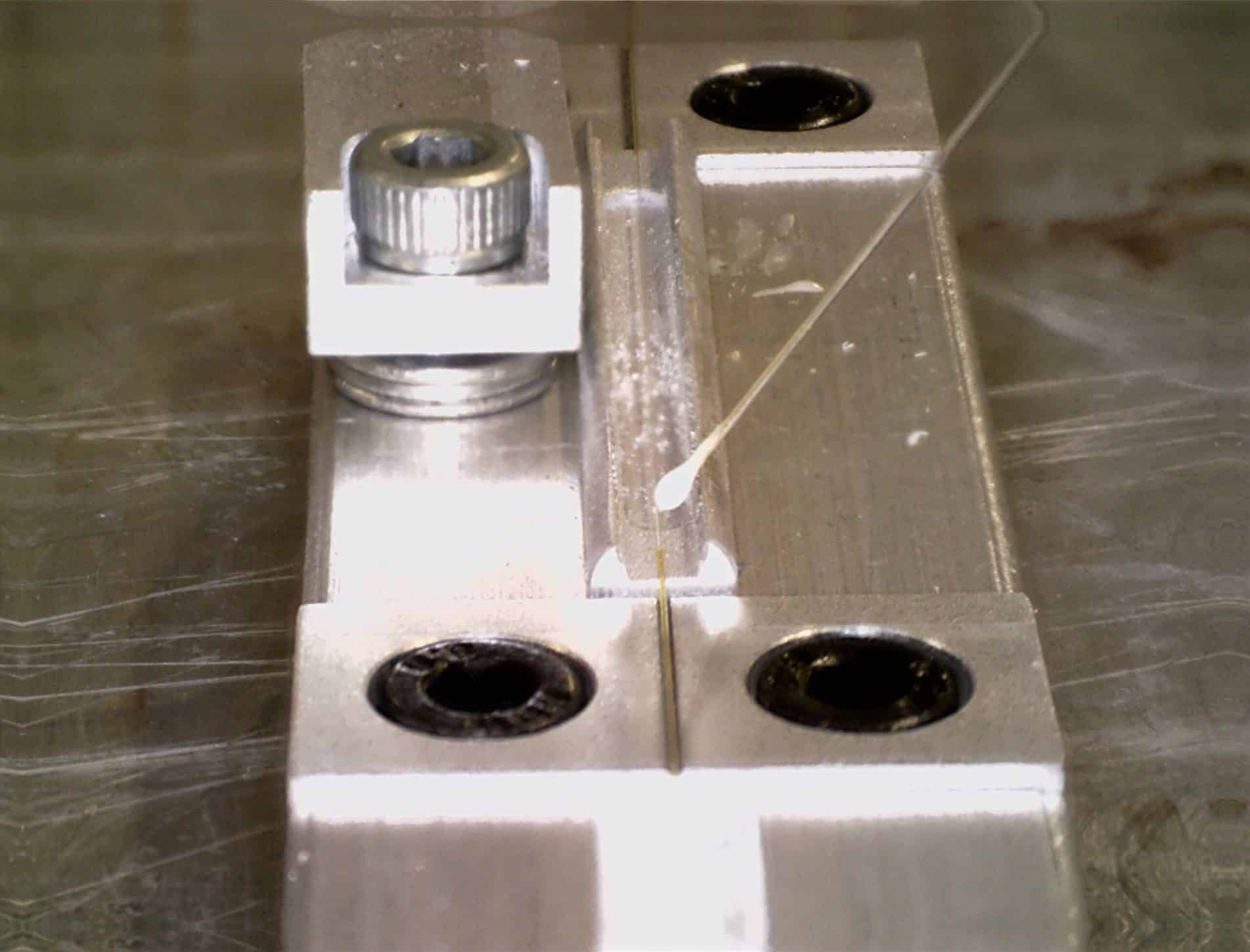 Chemikalien durch Plasma ersetzen um den Klebeprozess von Lichtwellenleitern und Aluminiumkomponenten zu verbessern.