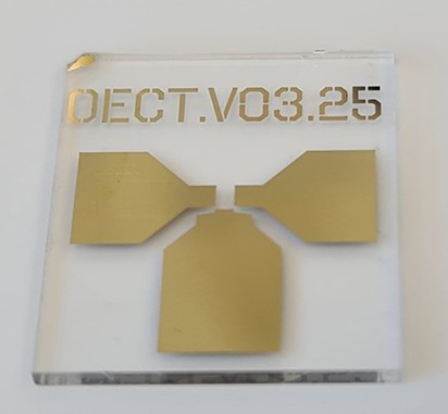 Glassubstrat mit goldenen Elektroden für OECT-Transistor.