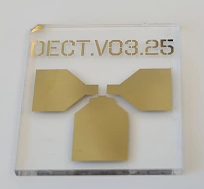 Glass substrate with golden electrodes for OECT transistor.