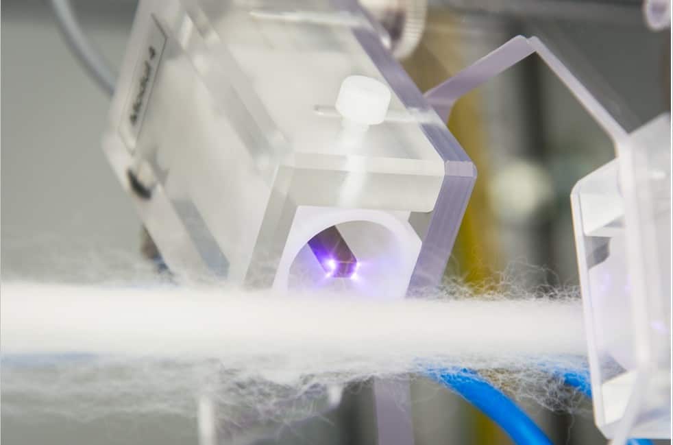 Figure 12: The single CeraPlasTM HF module during the PDD treatment of thread conveyed spool-to-spool.