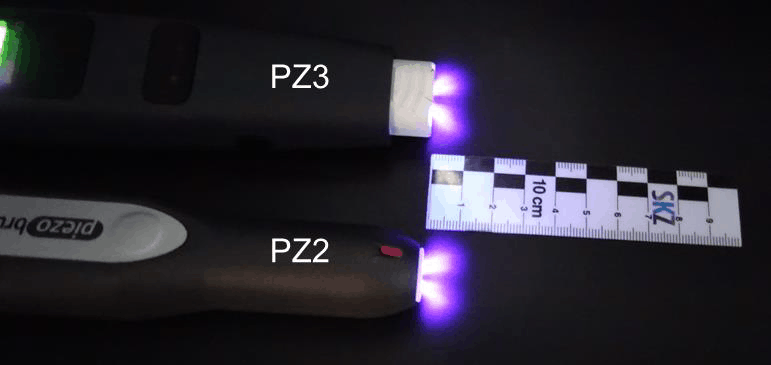 Abbildung 2: Darstellung des austretenden Plasmas der beiden piezobrush-Geräte (PZ2 und PZ3). Der mit dem Auge ersichtliche Bereich des Plasmas ist bei beiden Geräten bis zu einem Abstand von 12 mm entfernt von der Düse zu erkennen.