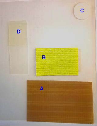 PDMS-Folie mit verklebten Proben A-D. Proben A, B, C: PTFE, Probe D: PDMS; weitere Details siehe Text. Links: Ansicht von oben, rechts: Ansicht von unten mit den benetzten Klebeflächen.